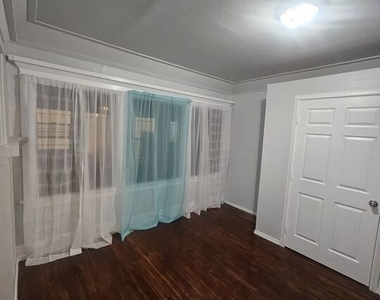 2932 1/2 S Normandie Avenue - Photo Thumbnail 14