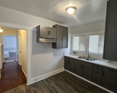 2932 1/2 S Normandie Avenue - Photo Thumbnail 8