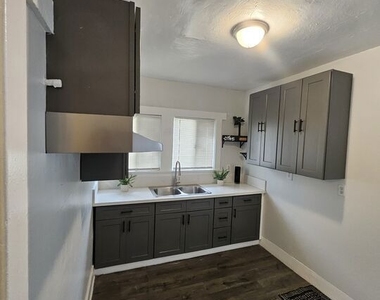 2932 1/2 S Normandie Avenue - Photo Thumbnail 17