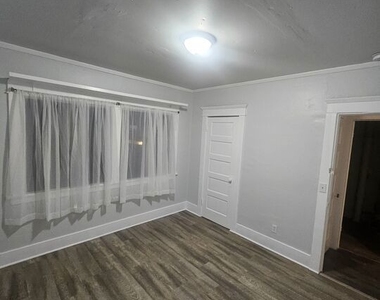 2932 1/2 S Normandie Avenue - Photo Thumbnail 12