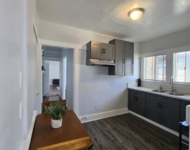 2932 1/2 S Normandie Avenue - Photo Thumbnail 6
