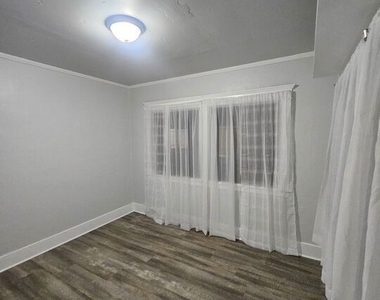 2932 1/2 S Normandie Avenue - Photo Thumbnail 16