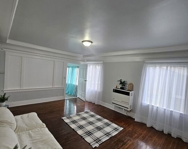 2932 1/2 S Normandie Avenue - Photo Thumbnail 1