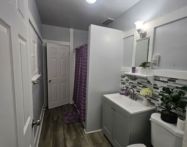 2932 1/2 S Normandie Avenue - Photo Thumbnail 10