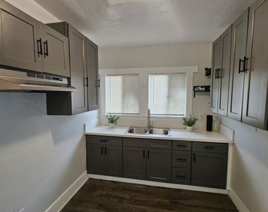 2932 1/2 S Normandie Avenue - Photo Thumbnail 9