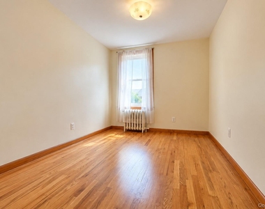 12 Balfour Street - Photo Thumbnail 6
