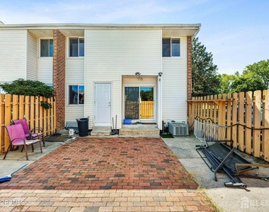 1 Quincy Circle - Photo Thumbnail 4
