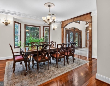 5124 Kenwood Drive - Photo Thumbnail 4