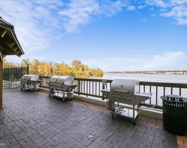 501 Slaters Lane - Photo Thumbnail 11