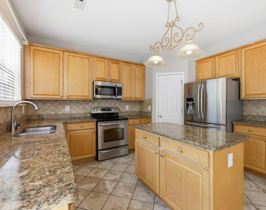 201 Shakespeare Street - Photo Thumbnail 9