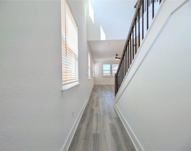 206 Kislingbury Ln - Photo Thumbnail 3