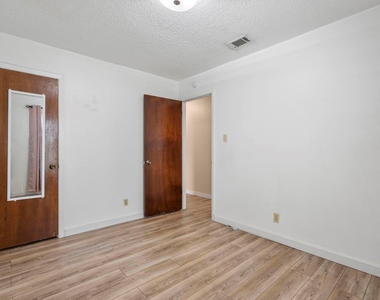 9505 Oriole Dr - Photo Thumbnail 6