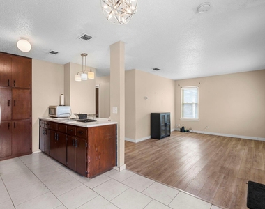 9505 Oriole Dr - Photo Thumbnail 2