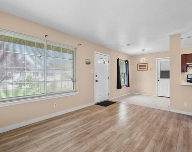 9505 Oriole Dr - Photo Thumbnail 3