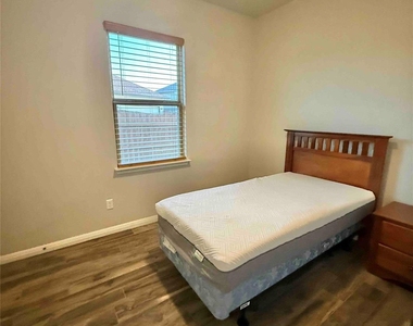 457 Star Thistle St - Photo Thumbnail 6