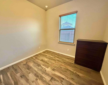 457 Star Thistle St - Photo Thumbnail 5