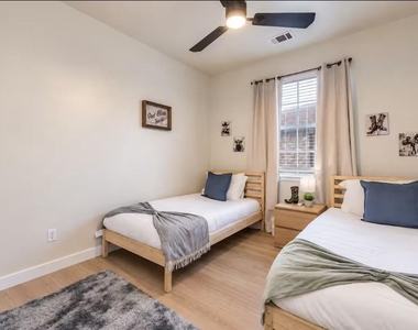 1124 Disraeli Cir - Photo Thumbnail 12