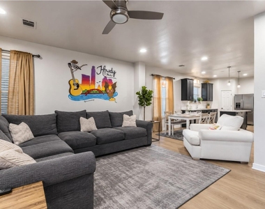 1124 Disraeli Cir - Photo Thumbnail 2