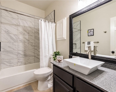 1124 Disraeli Cir - Photo Thumbnail 8