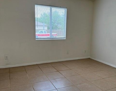 710 Eaglecreek Dr - Photo Thumbnail 2