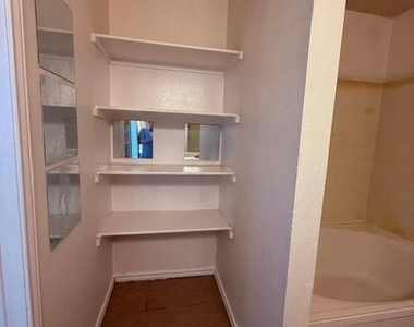 710 Eaglecreek Dr - Photo Thumbnail 16