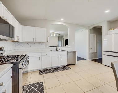 505 Washington Square Dr - Photo Thumbnail 7