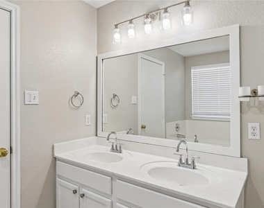 505 Washington Square Dr - Photo Thumbnail 20