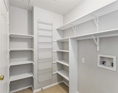 505 Washington Square Dr - Photo Thumbnail 13