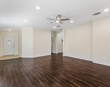 505 Washington Square Dr - Photo Thumbnail 2
