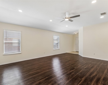 505 Washington Square Dr - Photo Thumbnail 3
