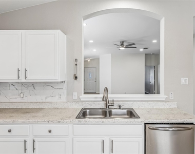 505 Washington Square Dr - Photo Thumbnail 9