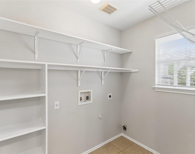 505 Washington Square Dr - Photo Thumbnail 12