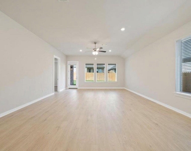 409 Deerpath St - Photo Thumbnail 8