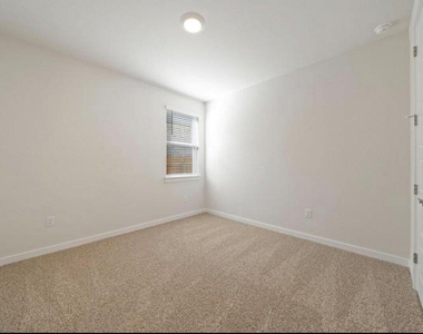 409 Deerpath St - Photo Thumbnail 15