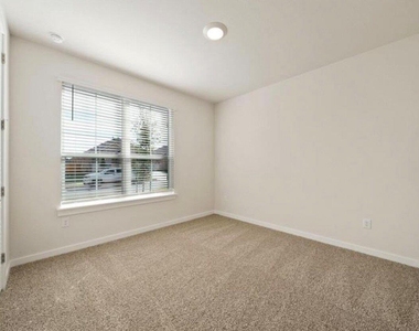 409 Deerpath St - Photo Thumbnail 17