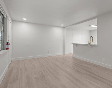 533 S Bonner Ave - Photo Thumbnail 3