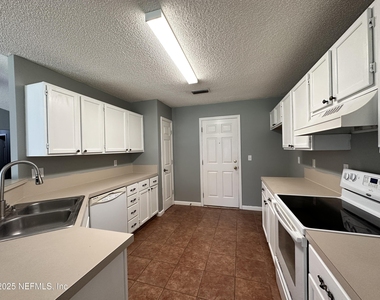 9007 Bridgecreek Drive W - Photo Thumbnail 3