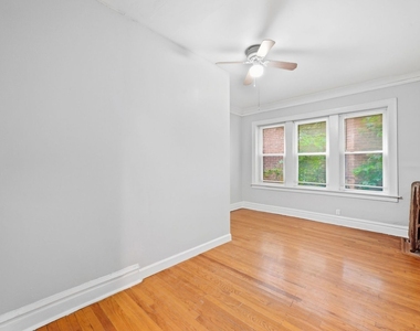 6945 S Calumet Avenue - Photo Thumbnail 4