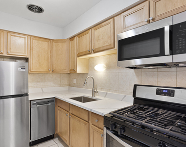 6758 N Sheridan Avenue - Photo Thumbnail 4