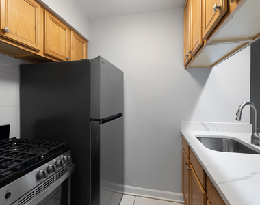 6758 N Sheridan Avenue - Photo Thumbnail 5