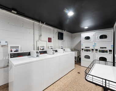 6758 N Sheridan Avenue - Photo Thumbnail 10