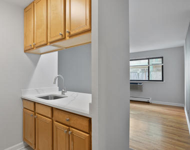 6758 N Sheridan Avenue - Photo Thumbnail 4