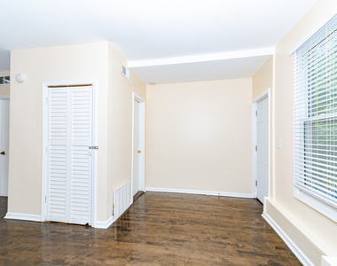 1618 N Rockwell Street - Photo Thumbnail 2