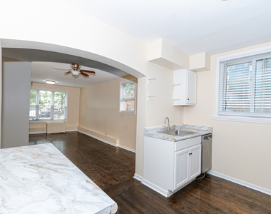 1618 N Rockwell Street - Photo Thumbnail 7