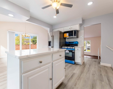 409 Hillcrest Lane - Photo Thumbnail 6