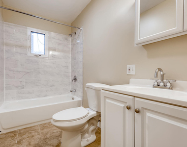 7046 N Clark Street - Photo Thumbnail 7