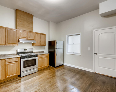 7046 N Clark Street - Photo Thumbnail 3