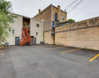 7046 N Clark Street - Photo Thumbnail 10