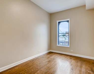 7046 N Clark Street - Photo Thumbnail 6