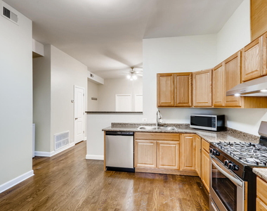 7046 N Clark Street - Photo Thumbnail 5